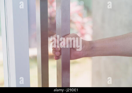 Hand mit Türgriff, Tür leicht, selektiven Fokus Stockfoto