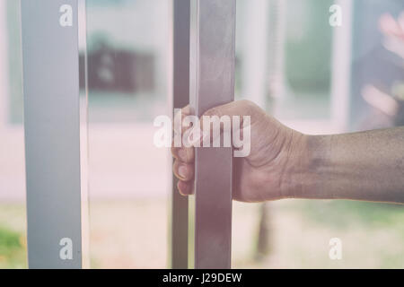 Hand mit Türgriff, Tür leicht, selektiven Fokus Stockfoto