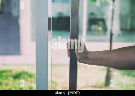 Hand mit Türgriff, Tür leicht, selektiven Fokus Stockfoto