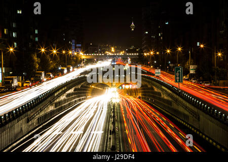 Tohid Tunnel in Teheran Nachtansicht. Stockfoto