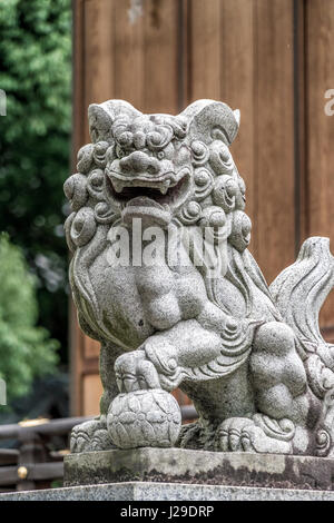 Tokyo, 18. Juli 2015. Löwe-Hund Wächter (Komainu) am Eingang der Hachimandai Schrein, Stadt Mitaka, Tokyo. Stockfoto