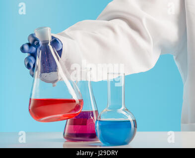 Experimente in einem Chemielabor. Durchführung eines Experiments im Labor. Stockfoto
