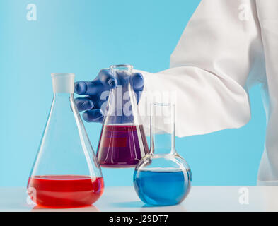 Experimente in einem Chemielabor. Durchführung eines Experiments im Labor. Stockfoto