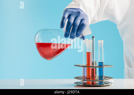 Experimente in einem Chemielabor. Durchführung eines Experiments im Labor. Stockfoto