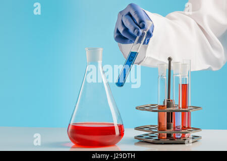 Experimente in einem Chemielabor. Durchführung eines Experiments im Labor. Stockfoto