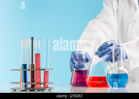 Experimente in einem Chemielabor. Durchführung eines Experiments im Labor. Stockfoto