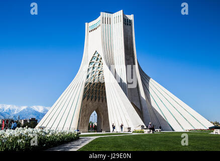 Dies ist Azadi-Turm oder Shahyad Quadrat einen ersten und bekanntesten Symbol von Teheran, IRAN, im Zentrum der Stadt und nahe dem Flughafen Mehrabad, Stockfoto