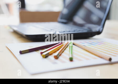 Schreibtisch mit Kreide, Leitfaden Palette Farbfelder und Laptop-Computer am Arbeitsplatz arbeiten. Desktop-Arbeitsplatz, moderne Büro für kreative Gestaltung mock Stockfoto