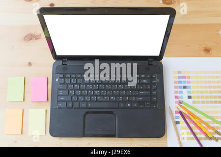 Arbeitstisch mit Haftnotizen, Leitfaden Palette Farbfelder und Laptop-Computer am Arbeitsplatz. Desktop-Arbeitsplatz, moderne Büro für kreative d mock Stockfoto