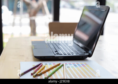 Schreibtisch mit Kreide, Leitfaden Palette Farbfelder und Laptop-Computer am Arbeitsplatz arbeiten. Desktop-Arbeitsplatz, moderne Büro für kreative Gestaltung mock Stockfoto