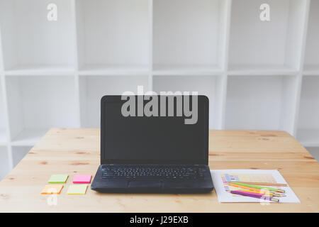 Arbeitstisch mit Haftnotizen, Leitfaden Palette Farbfelder und Laptop-Computer am Arbeitsplatz. Desktop-Arbeitsplatz, moderne Büro für kreative d mock Stockfoto