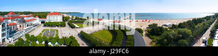Breites Panorama der Sopot Resort in Polen im Sommer, Strand, Steg (Molo), Danziger Bucht, Promenaden, Hotels, Restaurants, Brunnen und Ferienwohnungen infrast Stockfoto