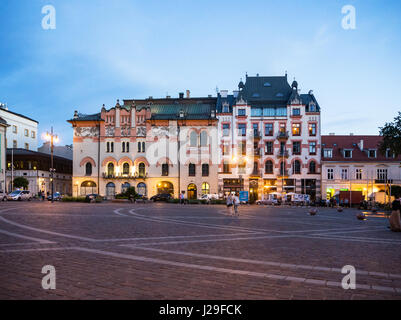 Krakau, Polen - 17. Juni 2016: Plac Szczepanskiplatz und das alte Theater am Abend in Krakau, Polen. Stockfoto