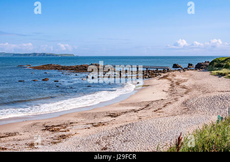 Sandstrand mit kleinen Holzbrücke bei Panâ€™ s Rock in der Nähe von Ballycastle im County Antrim und fernen Blick auf Rathlin Island, Nordirland, Vereinigtes Königreich Stockfoto