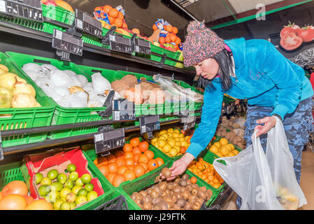 Junge Frau für Früchte in einem Supermarkt einkaufen Stockfoto