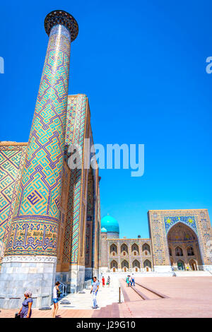 SAMARKAND, Usbekistan - 28 AUGUST: Besucher Registan, eines der größten Wahrzeichen Usbekistans. August 2016 Stockfoto