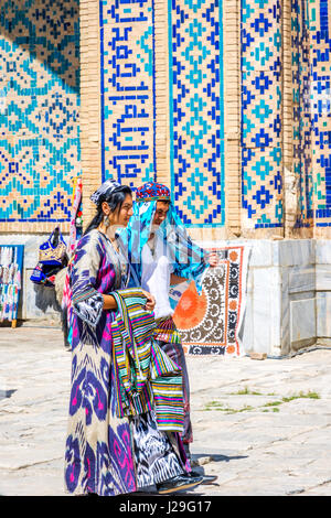 SAMARKAND, Usbekistan - 28 AUGUST: Braut und Bräutigam in traditionellen usbekischen Hochzeit Kleider - bunte und Muster in Samarkand Registan. August 2016 Stockfoto