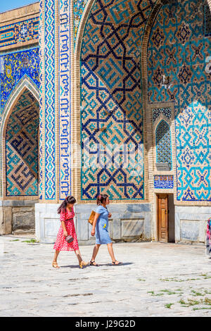 SAMARKAND, Usbekistan - 28 AUGUST: Zwei Frauen vorbei am Eingang zu den Souvenir-Shop im Atrium des Registan Samarkand, Usbekistan. August 2016 Stockfoto