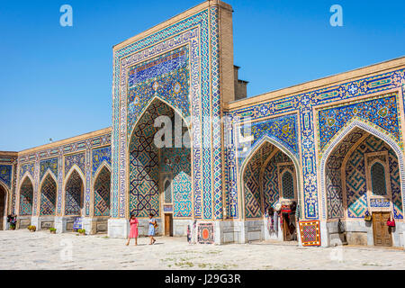 SAMARKAND, Usbekistan - 28 AUGUST: Zwei Frauen vorbei am Eingang zu den Souvenir-Shop im Atrium des Registan Samarkand, Usbekistan. August 2016 Stockfoto