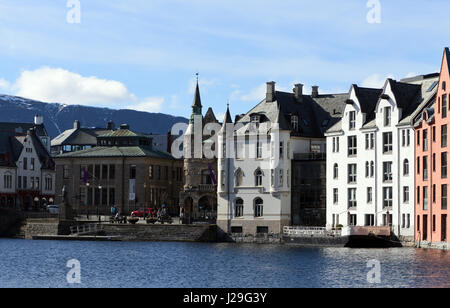 Das Art Nouveau Gebäude am Ufer der Hafen von Alesund. Ålesund, Møre og Romsdal, Norwegen. Stockfoto