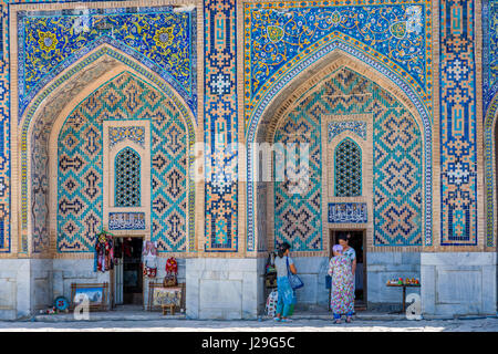 SAMARKAND, Usbekistan - kleine Souvenir-Shop in der bunten Atrium in Samarkand Registan, Usbekistan. August 2016 Stockfoto