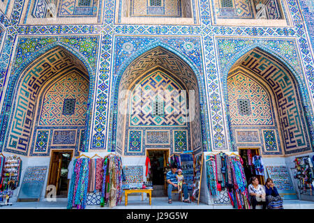 SAMARKAND, Usbekistan - kleine Souvenir-Shop in der bunten Atrium in Samarkand Registan, Usbekistan. August 2016 Stockfoto