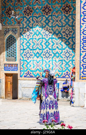 SAMARKAND, Usbekistan - 28 AUGUST: Paar im traditionellen usbekischen Hochzeitskleidung - bunte und Muster in Samarkand Registan. August 2016 Stockfoto