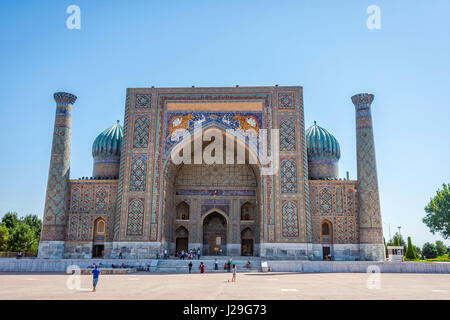 SAMARKAND, Usbekistan - AUGUST 8: Passanten vor Sher Dor Medresen, Registan, Wahrzeichen von Samarkand. August 2016 Stockfoto