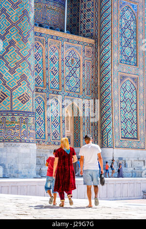 SAMARKAND, Usbekistan - 28 AUGUST: Lokale Besucher Registan, Wahrzeichen von Usbekistan. August 2016 Stockfoto