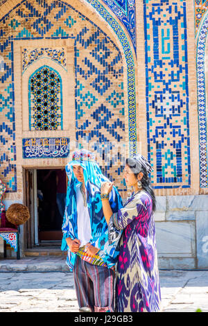 SAMARKAND, Usbekistan - 28 AUGUST: Braut und Bräutigam in traditionellen usbekischen Hochzeit Kleider - bunte und Muster in Samarkand Registan. August 2016 Stockfoto