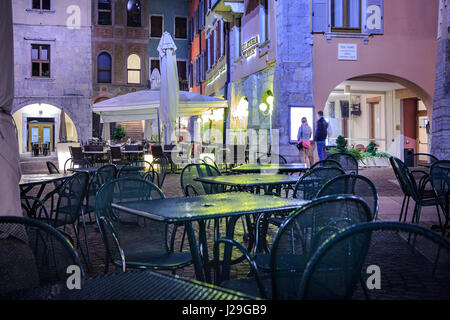 RIVA DEL GARDA, Italien – Mai 2014: Riva del Garda-Stadt bei Nacht Stockfoto