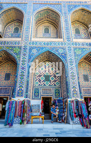 SAMARKAND, Usbekistan - kleine Souvenir-Shop in der bunten Atrium in Samarkand Registan, Usbekistan. August 2016 Stockfoto