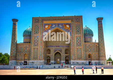 SAMARKAND, Usbekistan - AUGUST 8: Passanten vor Sher Dor Medresen, Registan, Wahrzeichen von Samarkand. August 2016 Stockfoto