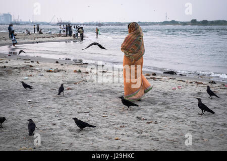 Eine Frau geht entlang der Strand von Kochi-Stadt Stockfoto