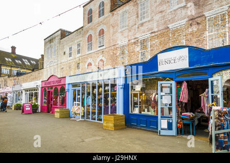 Handwerksläden an Gabriels Wharf am Südufer, oberen Boden, London SE1, ein bekanntes und beliebtes am Flussufer Marktplatz mit interessanten Einkaufsmöglichkeiten Stockfoto