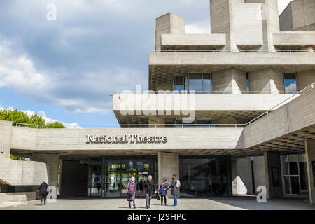 Die berühmte moderne Architektur des Royal National Theatre im oberen Boden im Southbank Centre, South Bank, London SE1, Haus der darstellenden Künste Stockfoto