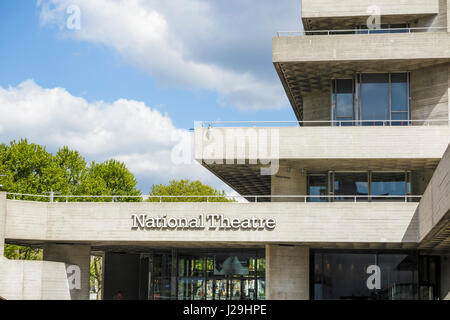 Die berühmte moderne Architektur des Royal National Theatre im oberen Boden im Southbank Centre, South Bank, London SE1, Haus der darstellenden Künste Stockfoto