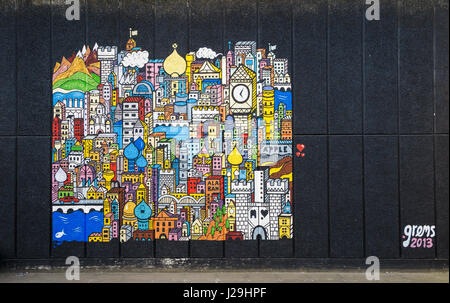 Bunte Wandmalerei durch französische Straßenkünstler Grems an einer Wand im Southbank Centre in der Nähe von Hayward Gallery, gesehen von Waterloo Bridge, London SE1 Stockfoto