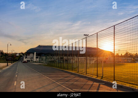 Puskas Fußballakademie Gebäude bei Sonnenuntergang in Felcsut, Dorf von Orban Viktor. Das Stadion bekannt als Symbol der Corruptcy in Ungarn Stockfoto