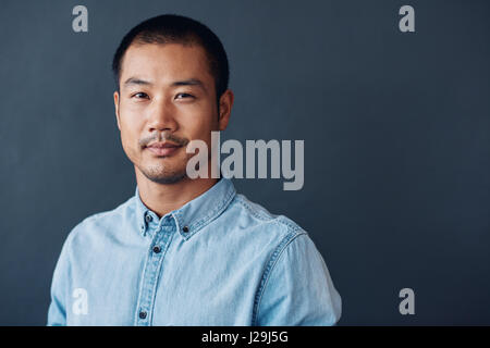 Selbstbewusst und fokussierte junge asiatische Designer stehen in einem Büro Stockfoto