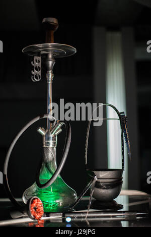 Grüne Shisha auf dem dunklen Hintergrund. Stockfoto
