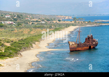 Dimitrios ist einem griechischen Schiffbruch an einem Sandstrand in der Nähe von Gythio, Griechenland. Stockfoto