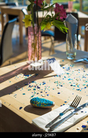 Tisch im Restaurant Tisch Dekorationen dekoriert Kiesel schrulligen reservierte Zeichen innen Essen erleben Bistro Stockfoto