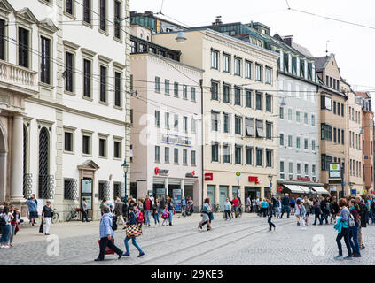 AUGSBURG, Deutschland - APRIL 1: Menschen auf einer Straße in Augsburg, Deutschland am 1. April 2017. Augsburg ist eine der ältesten Städte Deutschlands. Foto genommen fr Stockfoto