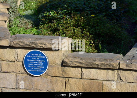 Blau Charles Dickens Plakette an der Wand von St. Mary s Church, Barnard Castle, County Durham Stockfoto