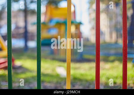 Zaun aus farbigen Eisenstangen Stockfoto