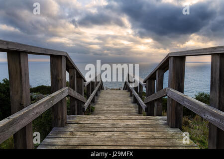 Treppe führt hinunter die Küste bei Sonnenuntergang. Küste von Cadiz, Spanien. Stockfoto