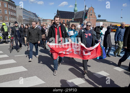 Der Marsch für die Wissenschaft in Kopenhagen kommt in Christiansborg Castle Square nach einem zweistündigen Marsch durch Kopenhagen von Niels Bohr Institut. Stockfoto