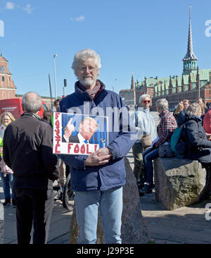 Der Marsch für die Wissenschaft in Kopenhagen kommt in Christiansborg Castle Square nach einem zweistündigen Marsch durch Kopenhagen von Niels Bohr Institut. Stockfoto