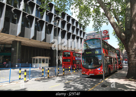 Ein London-Bus an der Vorderseite der Euston Station, London Stockfoto